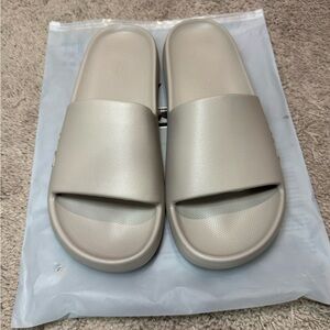 Bylt men’s slides